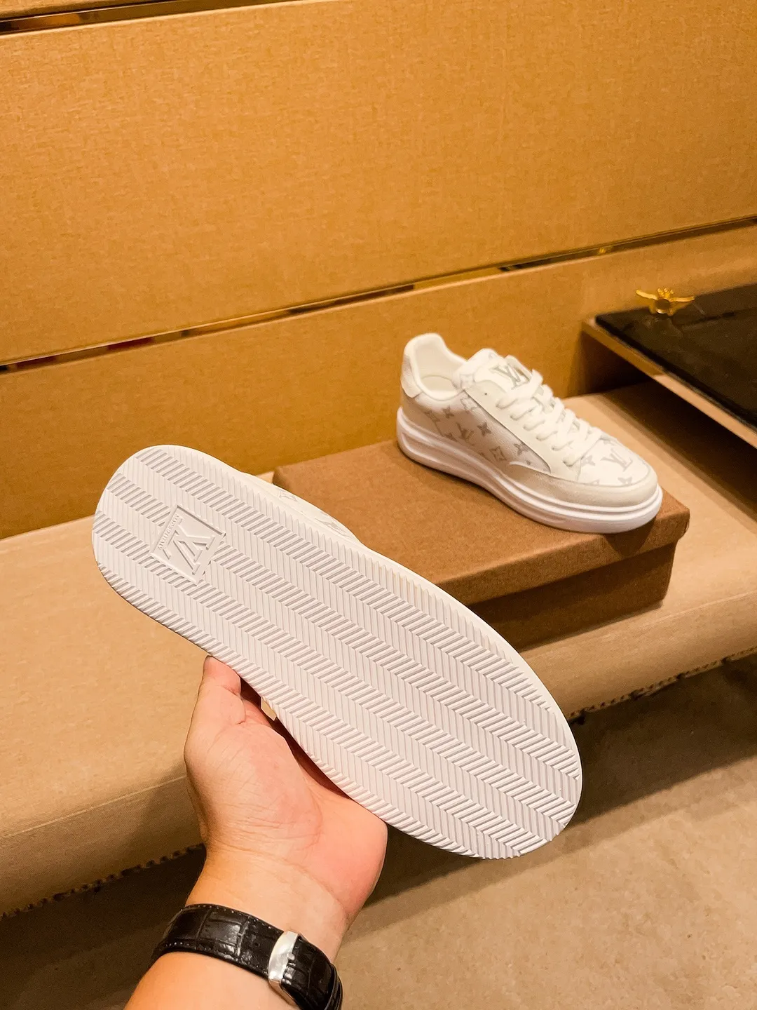 Men's shoes 💰 400💰【 LV 】🔥 Louis Vuitton, high-end men's shoes brand, official website 1:1 latest masterpiece: the upper is made of first-layer cowhide imported from Italy with a comfortable and breathable lining➕original non-slip and wear-resistant outsole🔥, making walking more convenient and comfortable! An exclusive new model, a stunning work, a beautiful 1:1 replica [color] compared to the official quality! Create a fashionable personality to set off your uniqueness! A must-have for trendy men! Classic 🔥Size: 38-44 Color: 🔥 3⃣️colors available🔥.